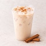 Vaso de agua de horchata con canela