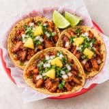 Tacos al pastor con piña, cebolla y cilantro