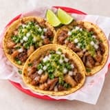 Tacos de suadero con salsa verde, cebolla y cilantro